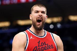 定海神针！祖巴茨14投9中砍下21分8篮板2盖帽 正负值+8