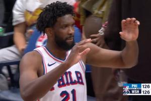 致敬前队友！恩比德末节坐在板凳上看队友追回16分拖进加时！