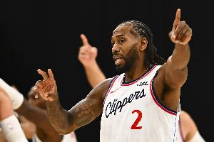 各种断球！小卡上半场5中3得8分2板4助5断 三分不准2中0