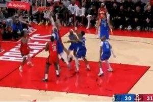 丝毫不畏惧！申京篮下面对多人围剿上篮打成2+1