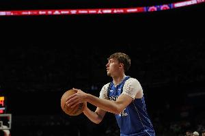 今天很准！弗拉格上半场6投5中&三分3中2砍下12分3篮板2助攻