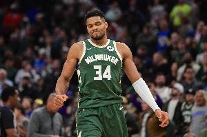 大包大揽！字母哥10中8砍半场最高19分外加8板3助2断 正负值+9