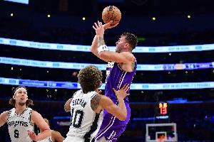 频繁犯规&戏剧性拉满！湖人和马刺的最后一节打了50分钟