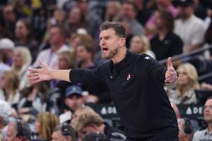 拓媒：斯普利特并非长远主帅人选 轮换令人质疑&关键时刻决策糟糕