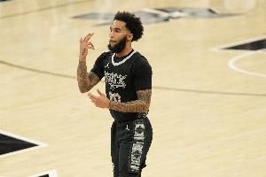 外线有谱！朱利安·尚帕尼首节4中3拿到9分 三分3中2